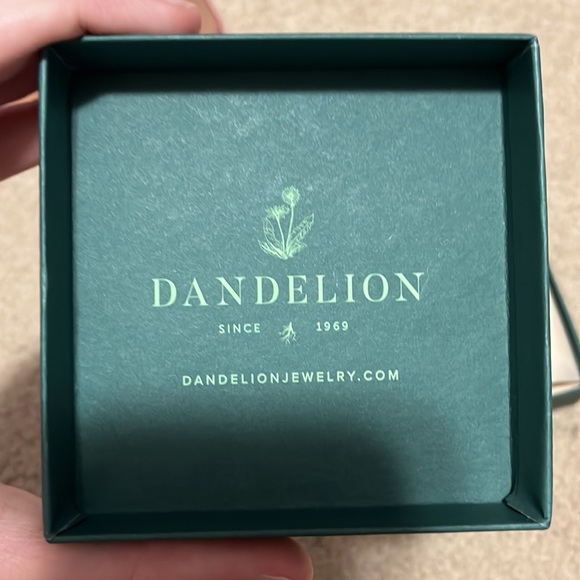 BRAND NEW Dandelion bee pearl drop earrings - Picture 6 of 10